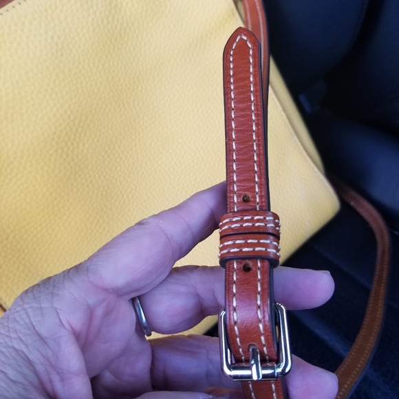 Dooney & Bourke triple zipper crossbody handbag. Yellow & Brown. - Picture 5 of 16